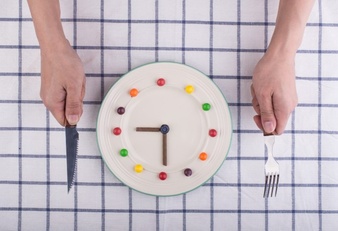 Dieta Low Carb para Iniciantes: Tenha horários fixos para se alimentar