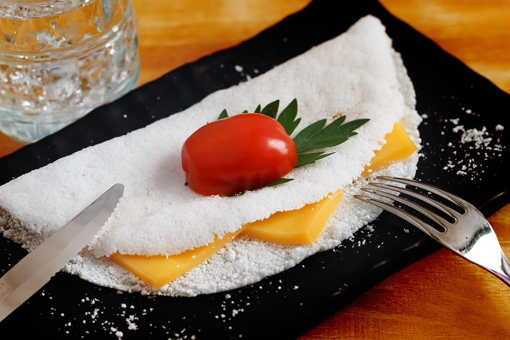 Tapioca recheada com queijo branco e tomate